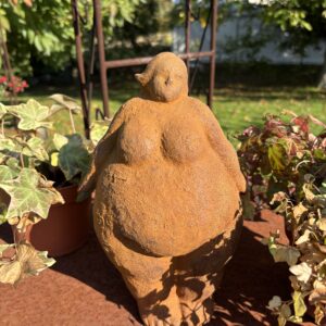 Dicke Dame Figur Gusseisen Edelrost 25 cm Frauenfigur Gartendekoration Skulptur